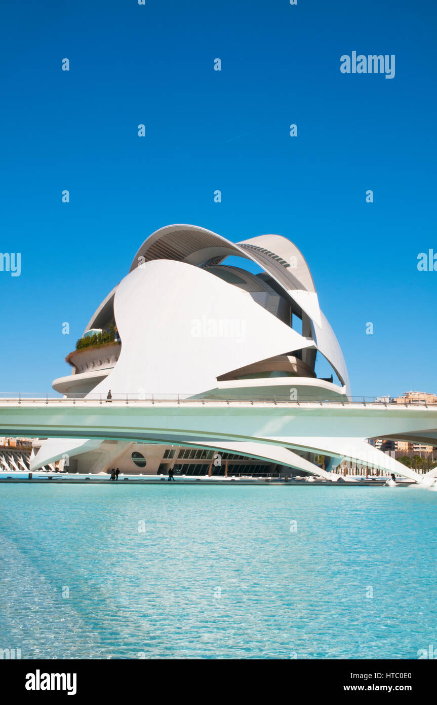 Palau de Las Artes und Monteolivete Brücke. Stadt der Künste und Wissenschaften, Valencia, Spanien. Stockfoto
