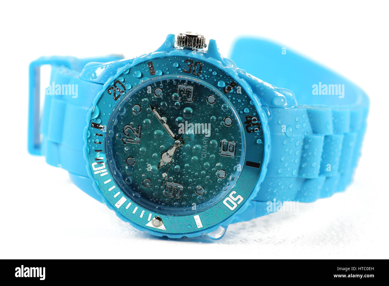 nasse blaue Armbanduhr isoliert auf weißem Hintergrund Stockfoto