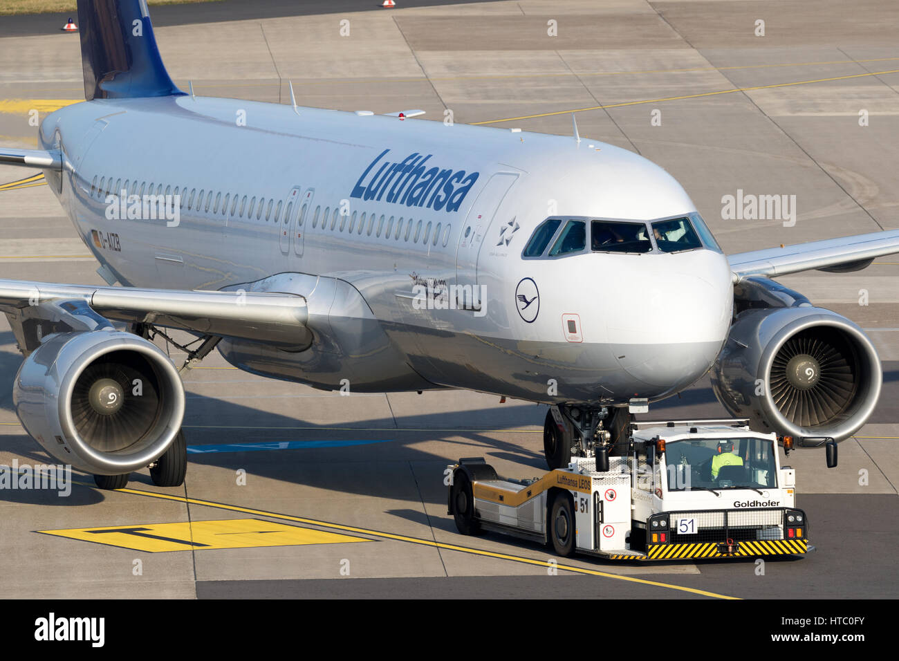 Düsseldorf, Deutschland - 16. Dezember 2016: Lufthansa Airbus A320-200-Flugzeug am Flughafen Düsseldorf. Stockfoto