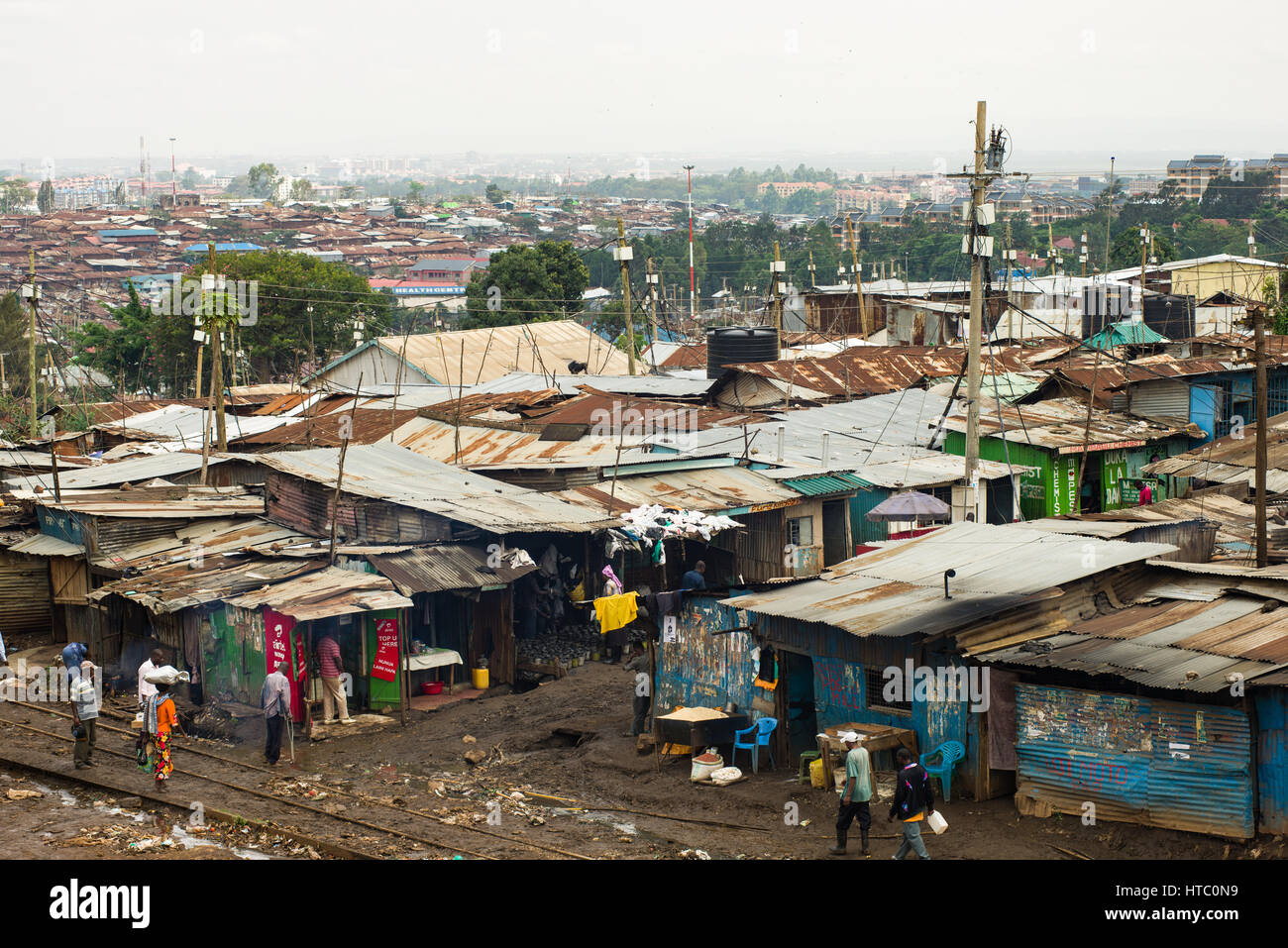 Einwohner von Slum Kibera gehen über das tägliche Leben, Nairobi, Kenia Stockfoto
