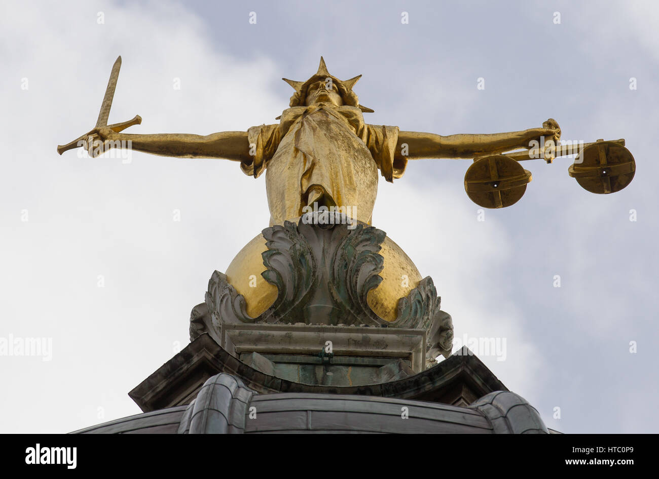 Statue der Justitia an der Spitze der zentralen Strafgerichtshof Old Bailey Stockfoto