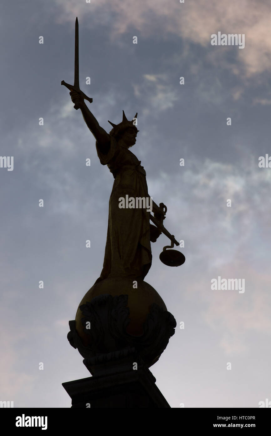 Statue der Justitia an der Spitze der zentralen Strafgerichtshof Old Bailey Stockfoto