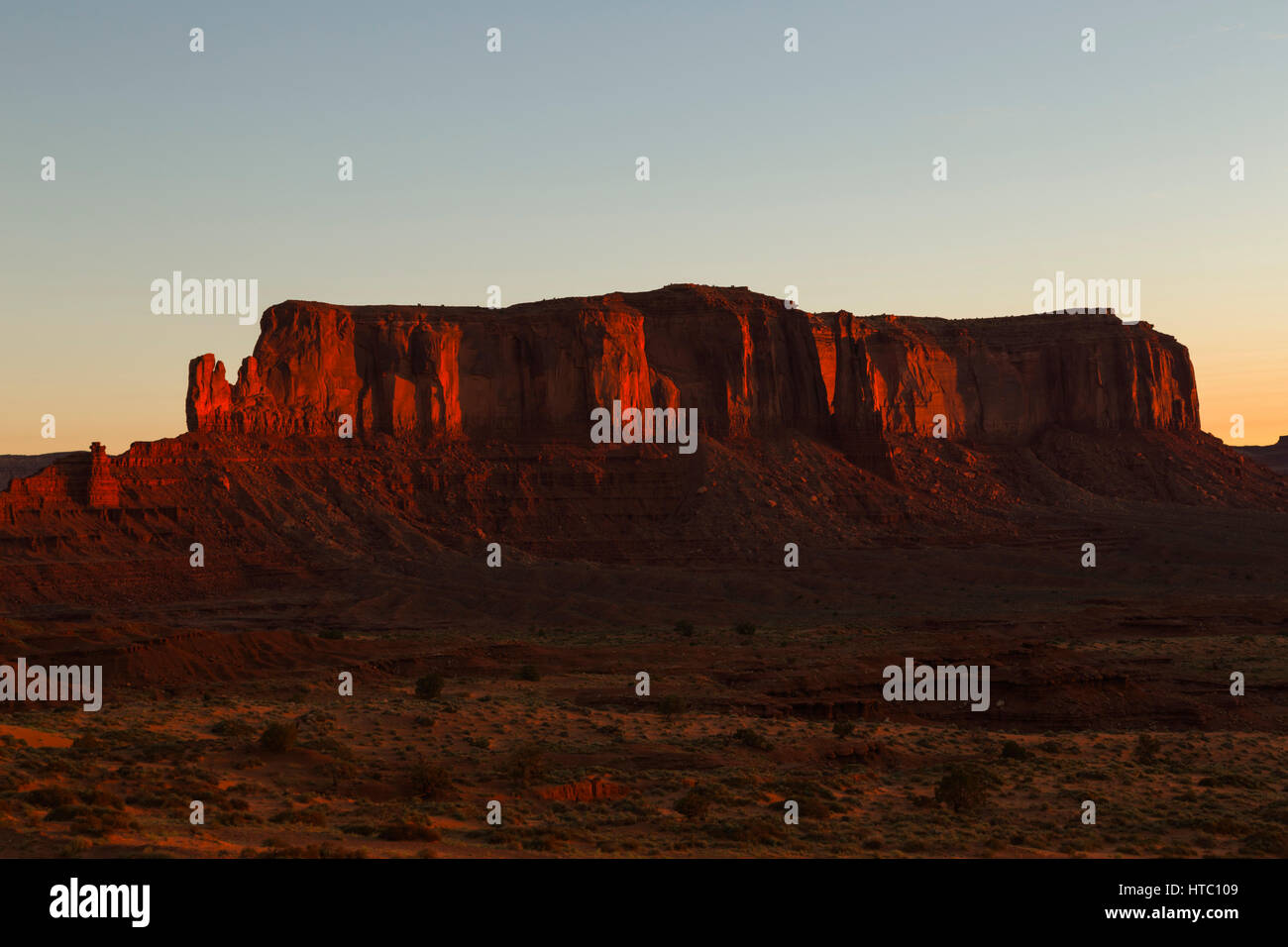 Sentinel Mesa bei Sonnenaufgang, Monument Valley Navajo Tribal Park, UT, USA Stockfoto