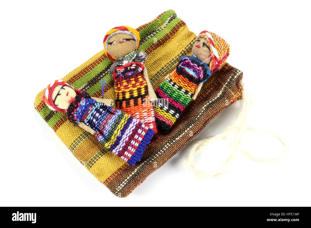 traditionelle Sorge Puppen, die in Guatemala isoliert auf weißem Hintergrund Stockfoto
