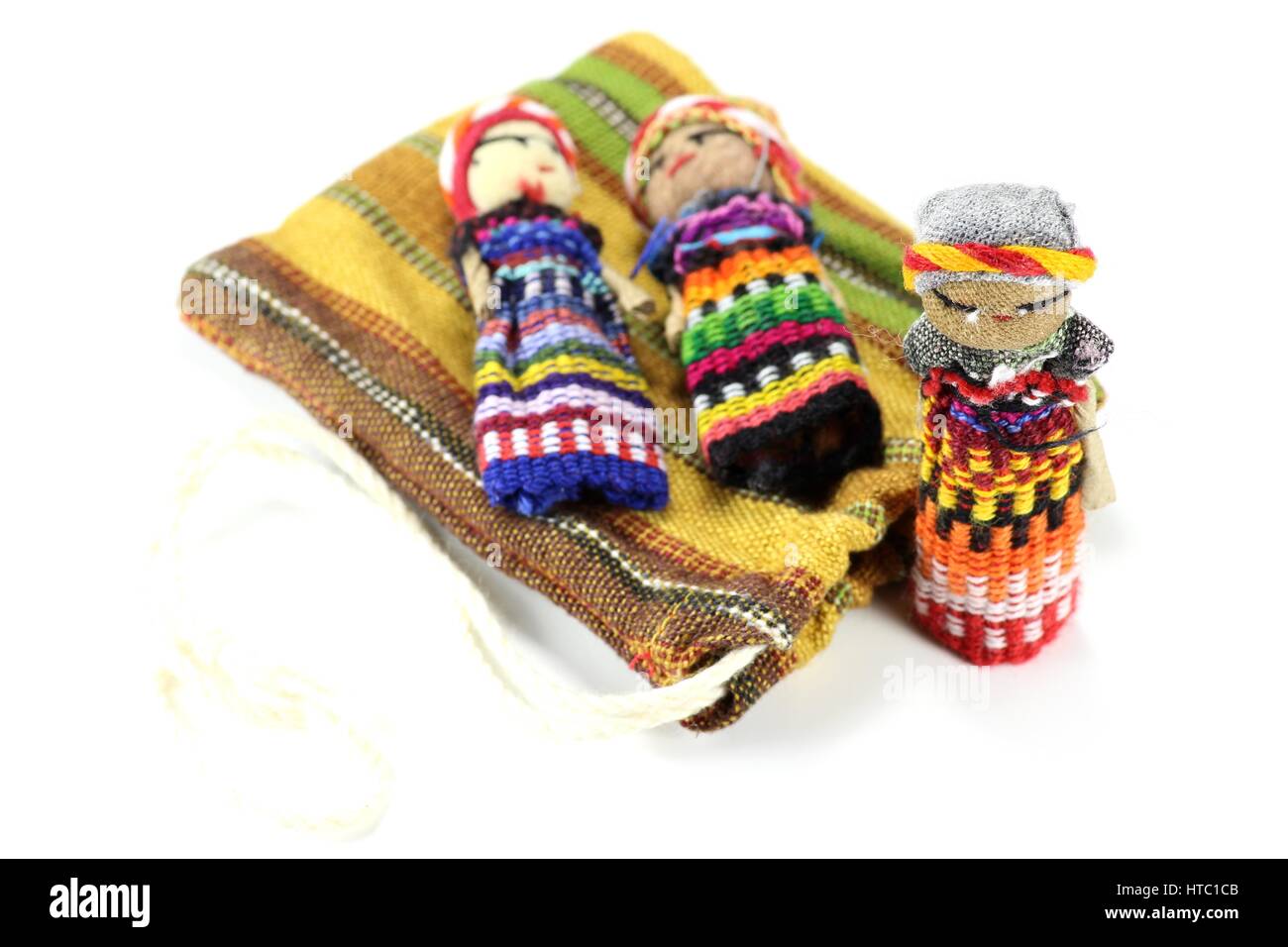 traditionelle Sorge Puppen, die in Guatemala isoliert auf weißem Hintergrund Stockfoto