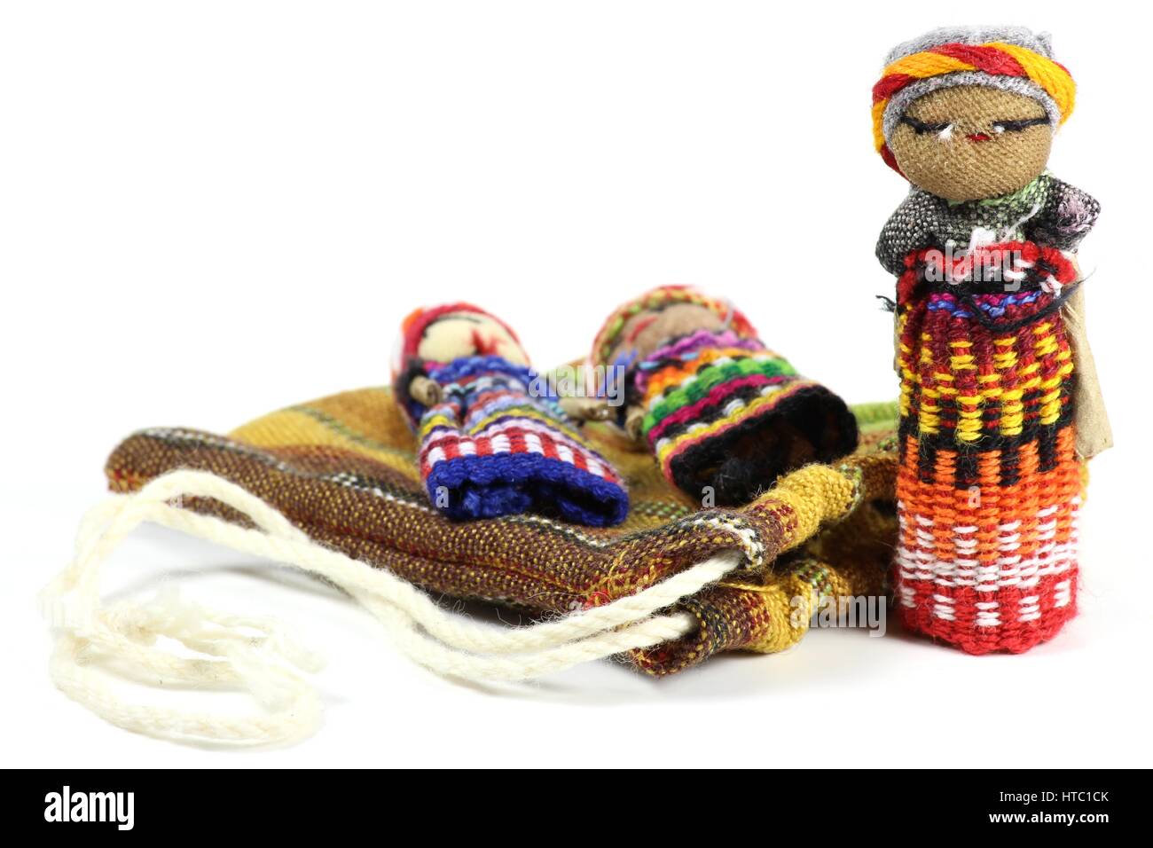 traditionelle Sorge Puppen, die in Guatemala isoliert auf weißem Hintergrund Stockfoto