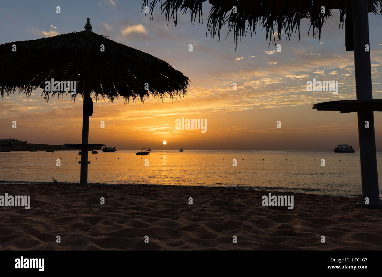 Sonnenaufgang am Strand in Sharm El-Sheikh Ägypten Stockfoto