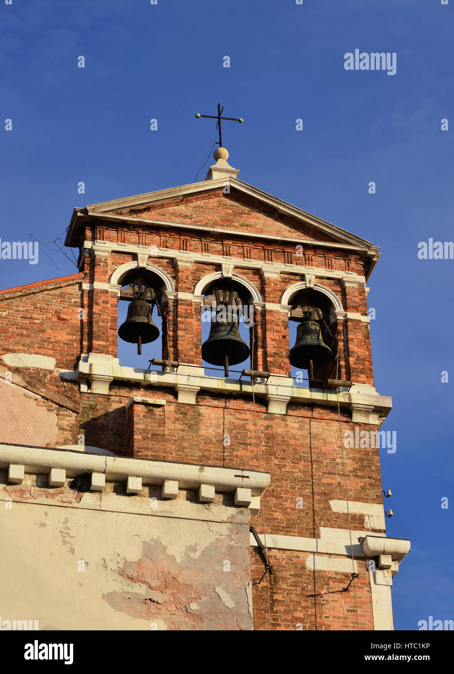 Sant Maria del Giglio charakteristischer Glockenturm mit drei Glocken in Venedig Stockfoto