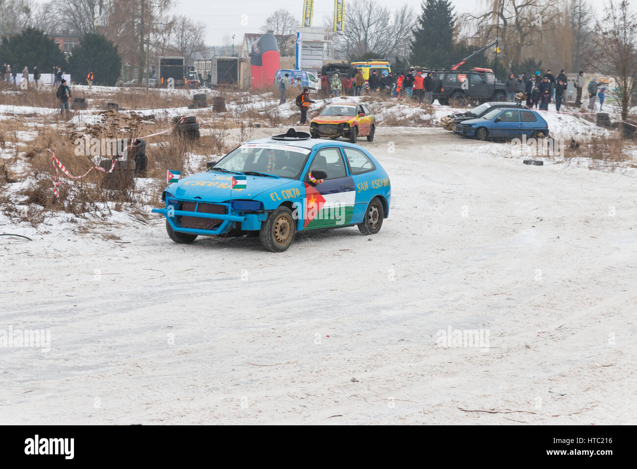 Immer wieder organisiert Wrack Rennen in Warschau, Polen. Mitbewerber verwenden fast gebrochen und zerstörten Autos, um einander zu fahren. Stockfoto