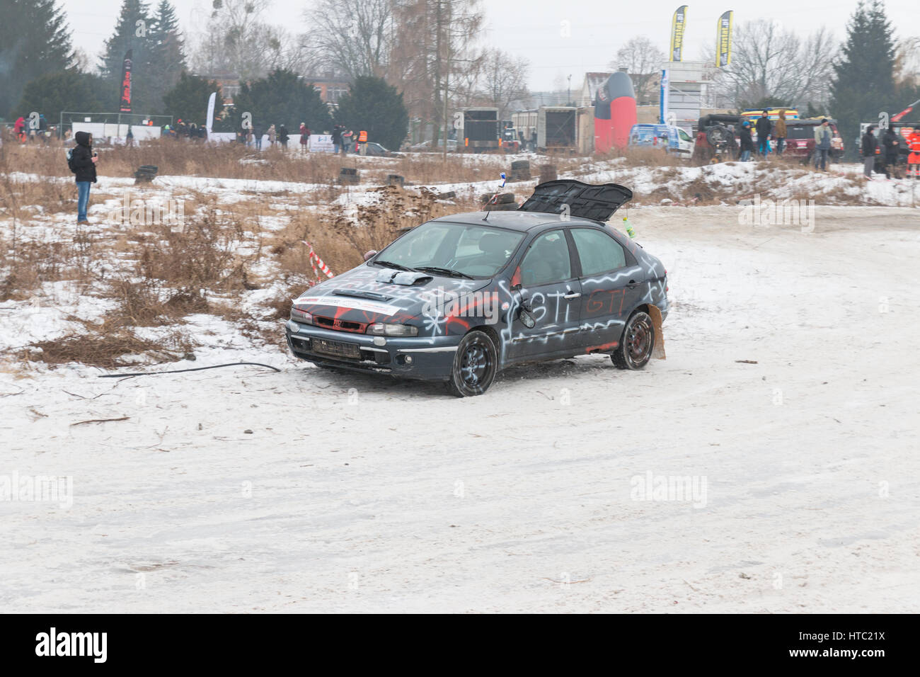 Immer wieder organisiert Wrack Rennen in Warschau, Polen. Mitbewerber verwenden fast gebrochen und zerstörten Autos, um einander zu fahren. Stockfoto