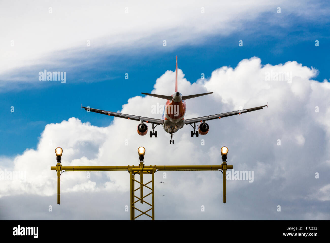 Fluggesellschaften, die mit einer Preiserhöhung für Jet-Treibstoffe und langen Verzögerungen aufgrund von Personalmangel konfrontiert sind, landen Flugzeuge auf einem Flughafen in London Gatwick, England, Großbritannien Stockfoto