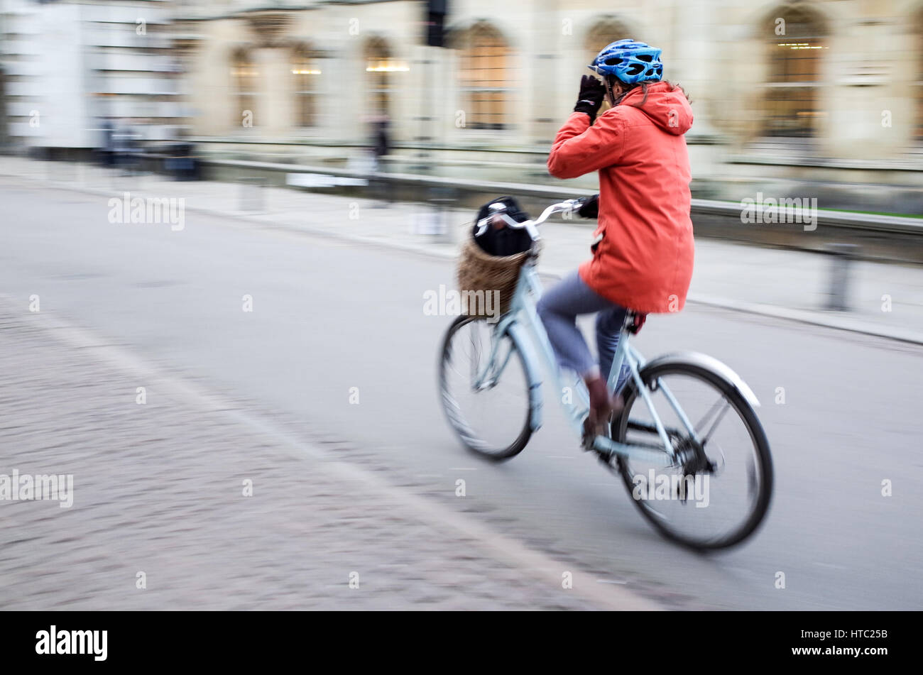Radfahrer fahren durch zentrale Cambridge, UK. Bewegungsunschärfe Stockfoto