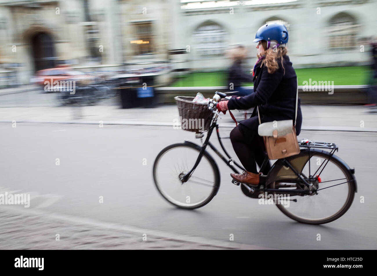 Radfahrer fahren durch zentrale Cambridge, UK. Bewegungsunschärfe Stockfoto