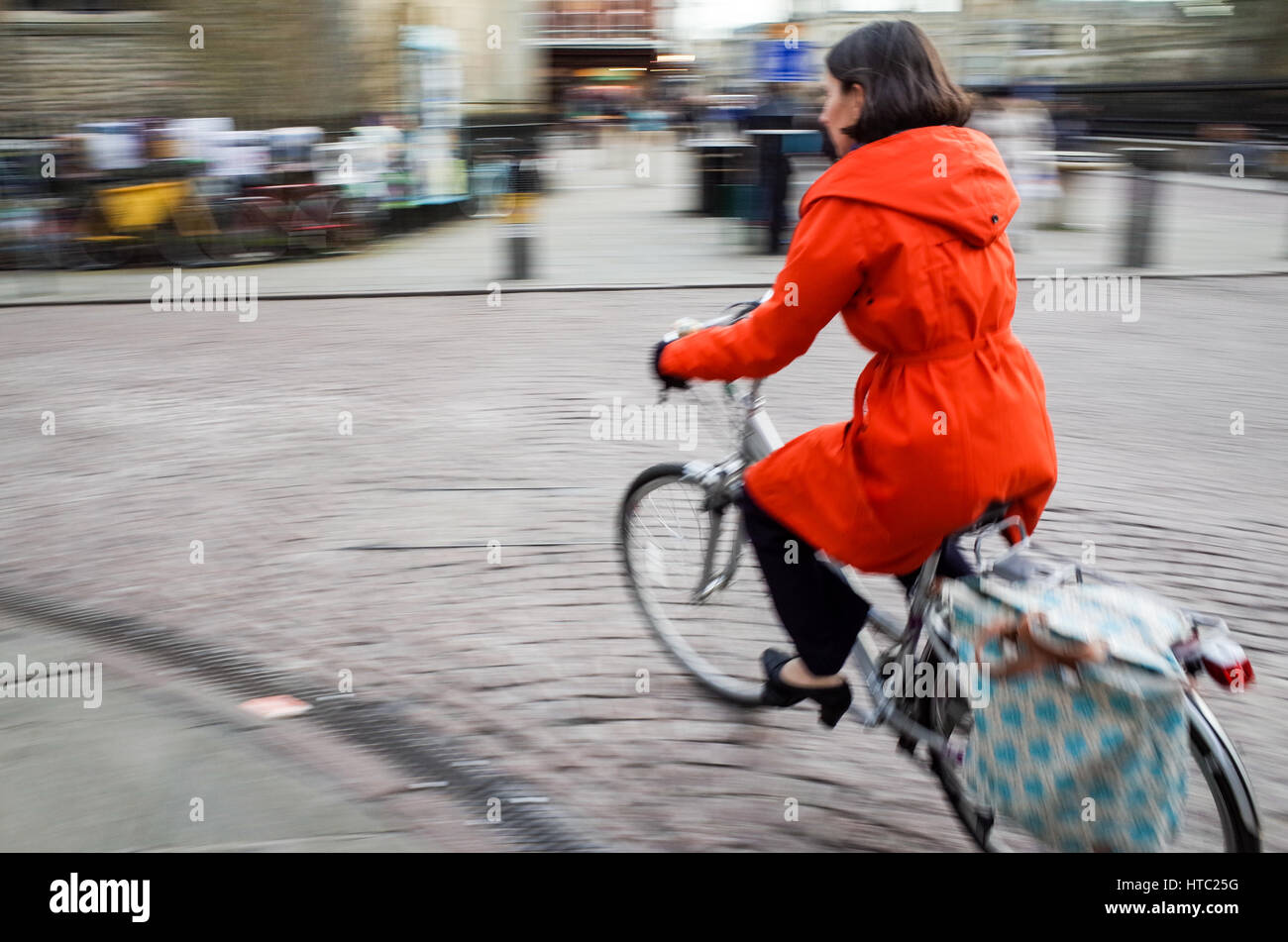 Radfahrer fahren durch zentrale Cambridge, UK. Bewegungsunschärfe Stockfoto