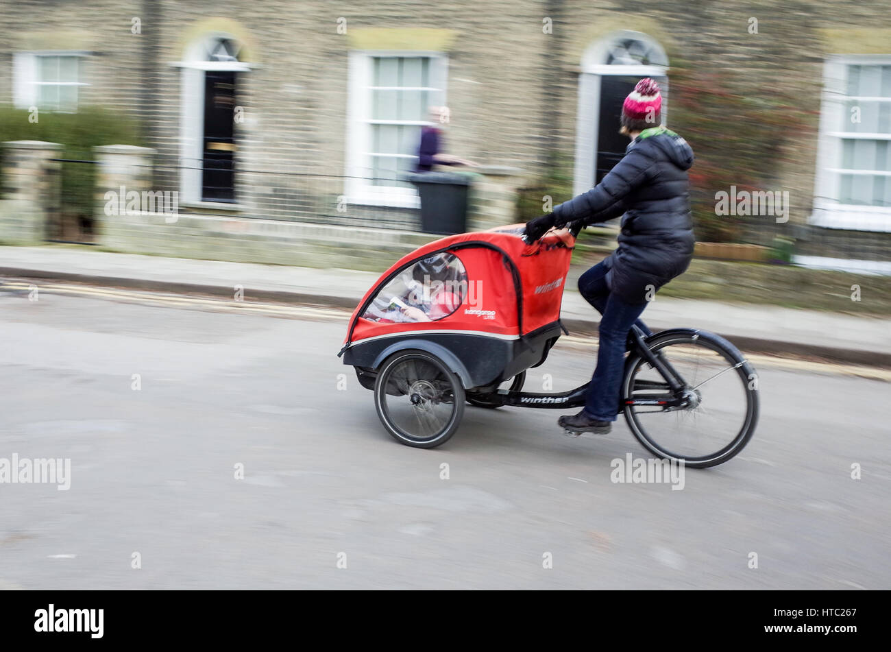 Eltern transportieren ihre Kinder von der Schule in Lastenräder in zentralen Cambridge Stockfoto