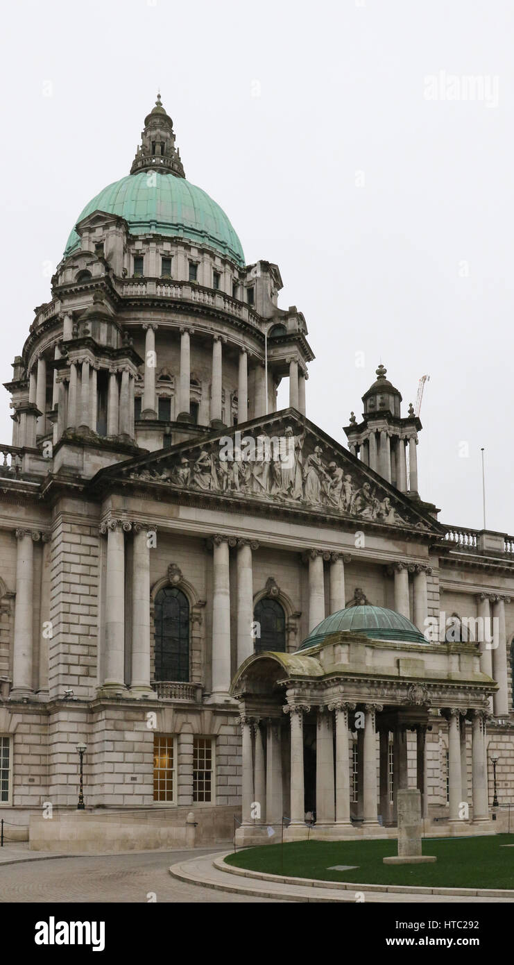 Die Front des Rathauses in Belfast. Der Haupteingang des Gebäudes ist in Donegall Square North, Belfast, Nordirland. Stockfoto