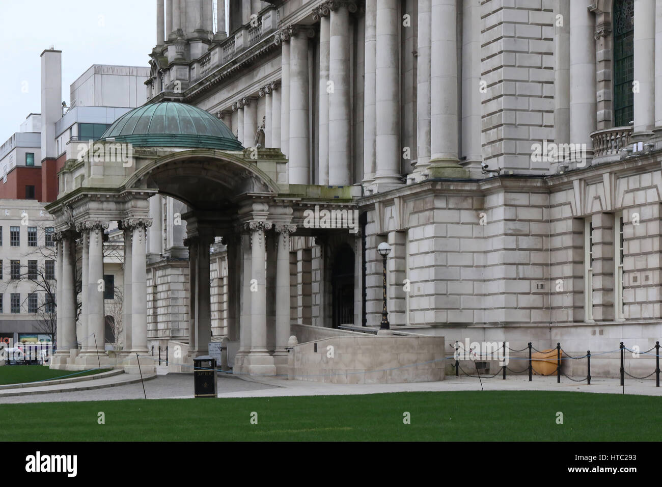 Die Front des Rathauses in Belfast. Der Haupteingang des Gebäudes ist in Donegall Square North, Belfast, Nordirland. Stockfoto