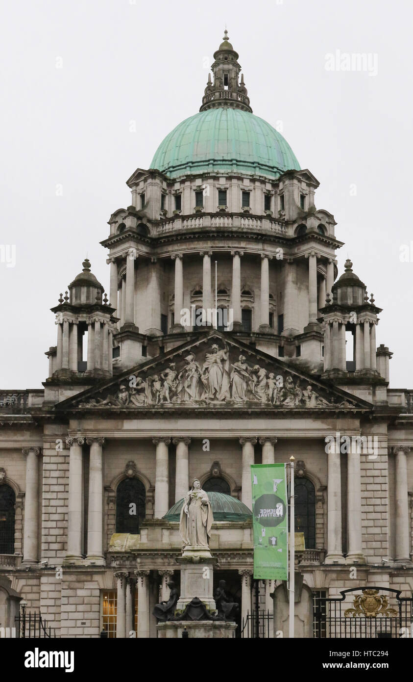 Die Front des Rathauses in Belfast. Der Haupteingang des Gebäudes ist in Donegall Square North, Belfast, Nordirland. Stockfoto