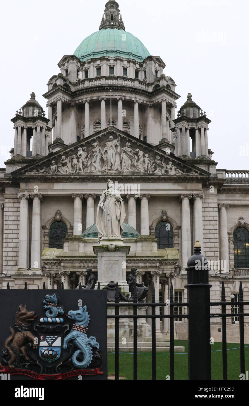 Die Front des Rathauses in Belfast. Der Haupteingang des Gebäudes ist in Donegall Square North, Belfast, Nordirland. Stockfoto