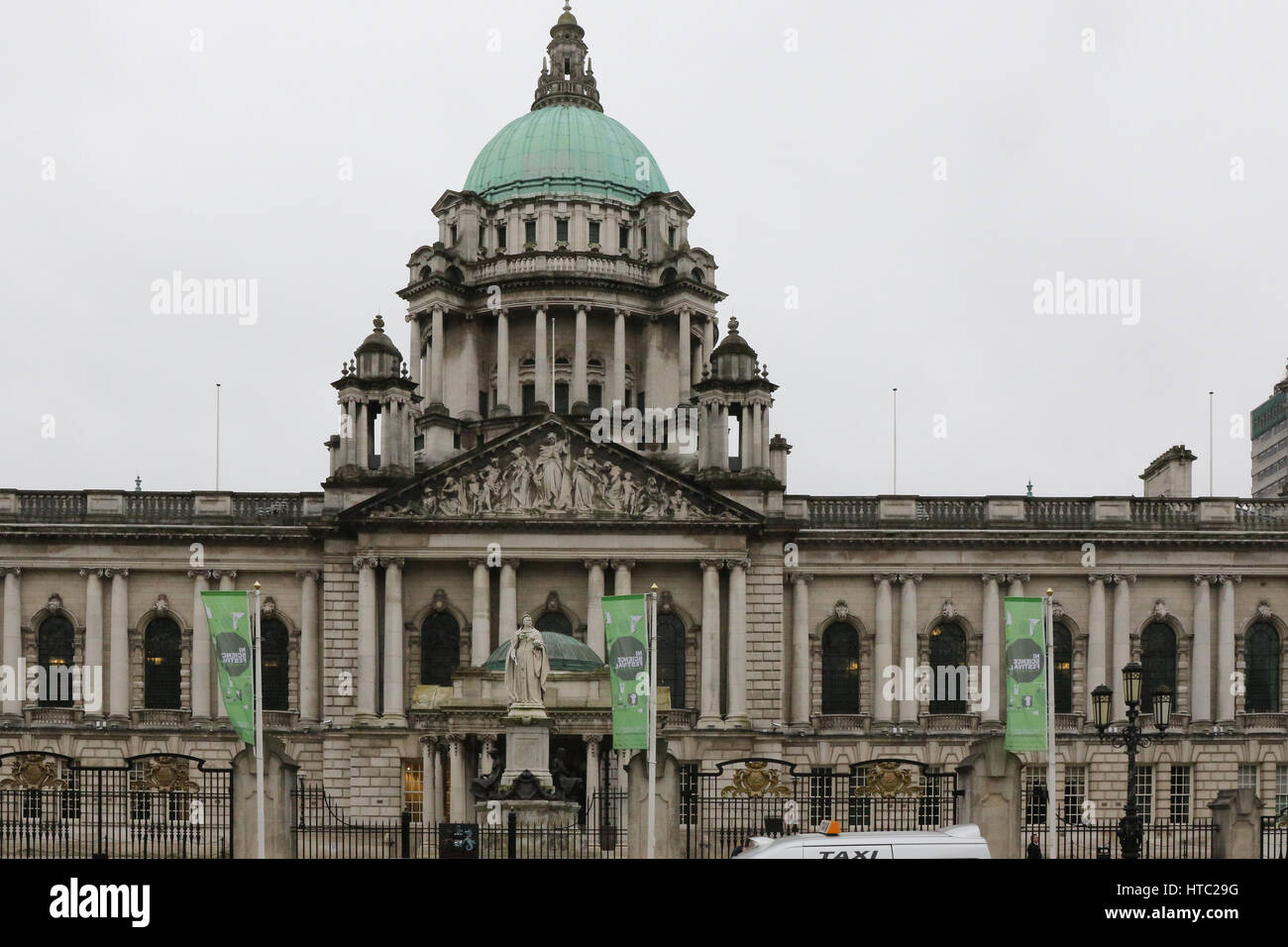 Die Front des Rathauses in Belfast. Der Haupteingang des Gebäudes ist in Donegall Square North, Belfast, Nordirland. Stockfoto