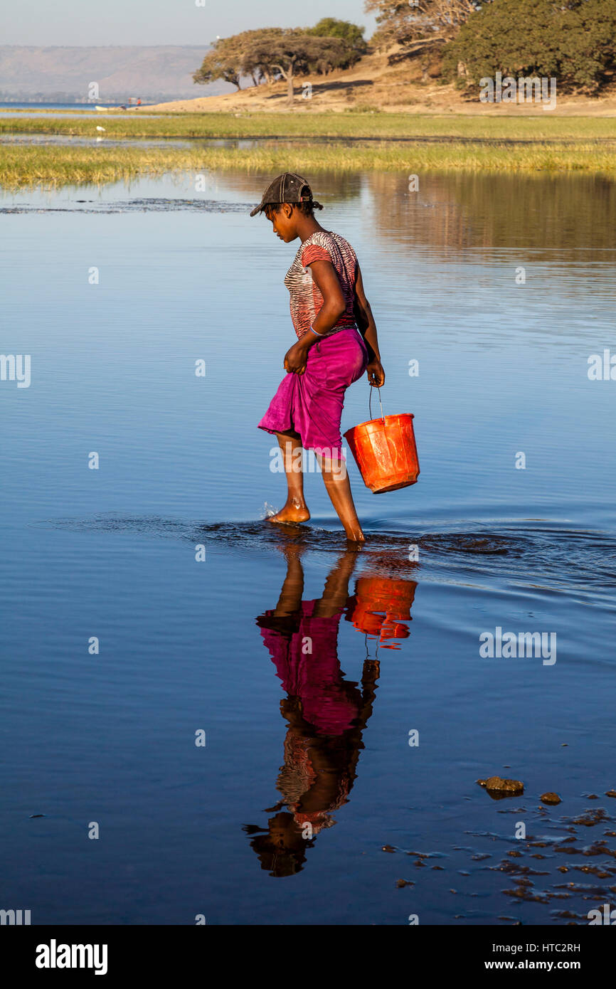 Ein junges Mädchen sammelt Wasser aus dem See In einen Eimer, See Awassa, Äthiopien Stockfoto