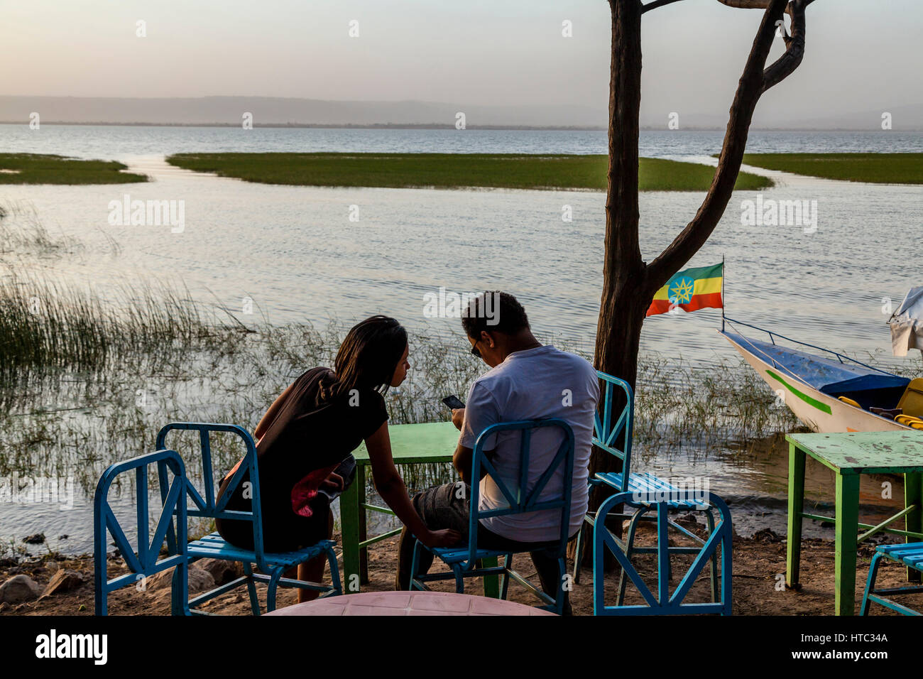 Eine äthiopische paar sitzt an einem See Cafe, See Awassa, Äthiopien Stockfoto