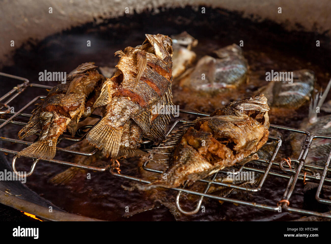 Fangfrischen Fisch braten in ein Cafe am See, See Awassa, Äthiopien Stockfoto