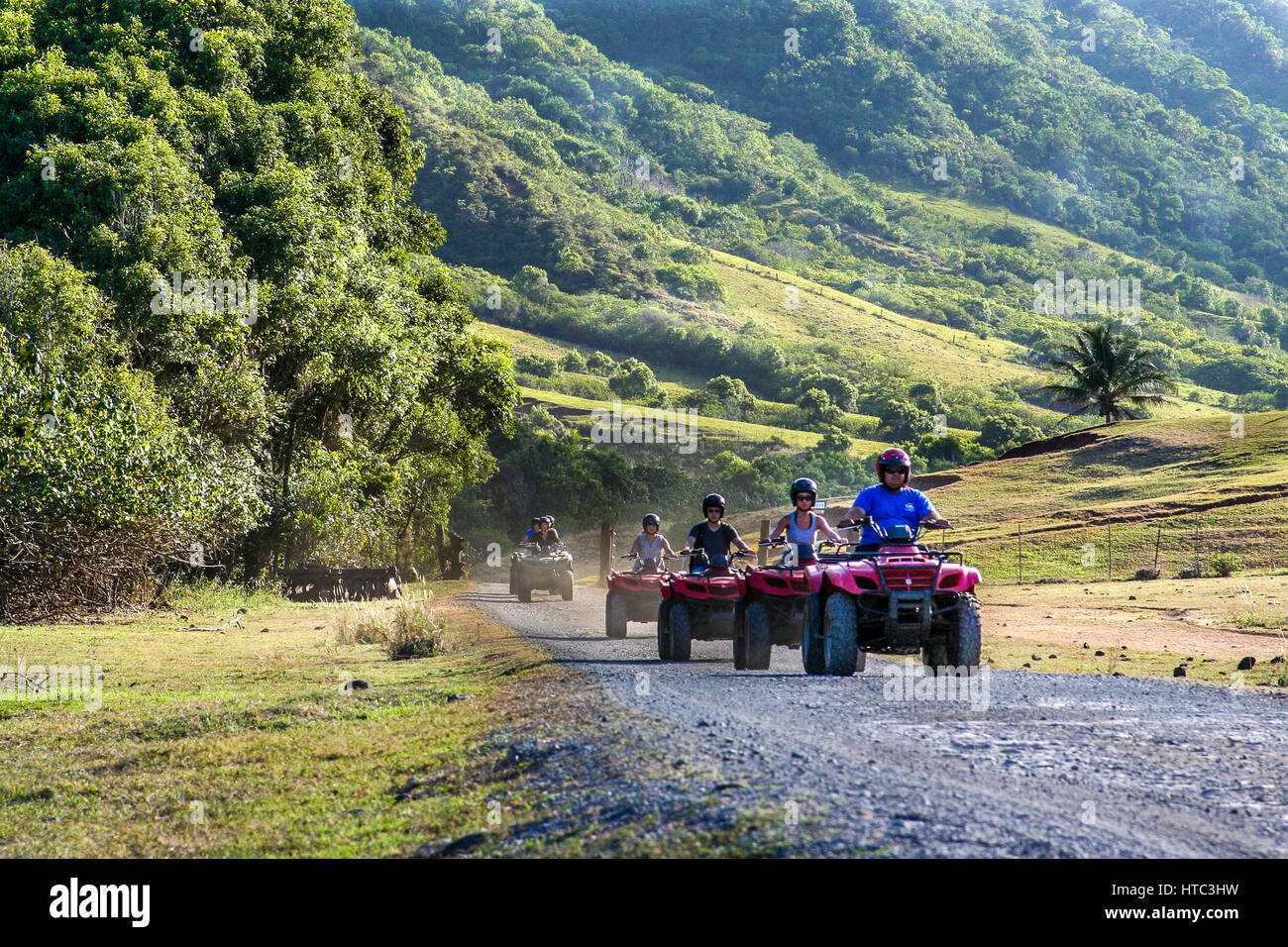 Oahu, Hawaii, Oktober 2010 Eine Reisegruppe fährt auf ATVs auf der