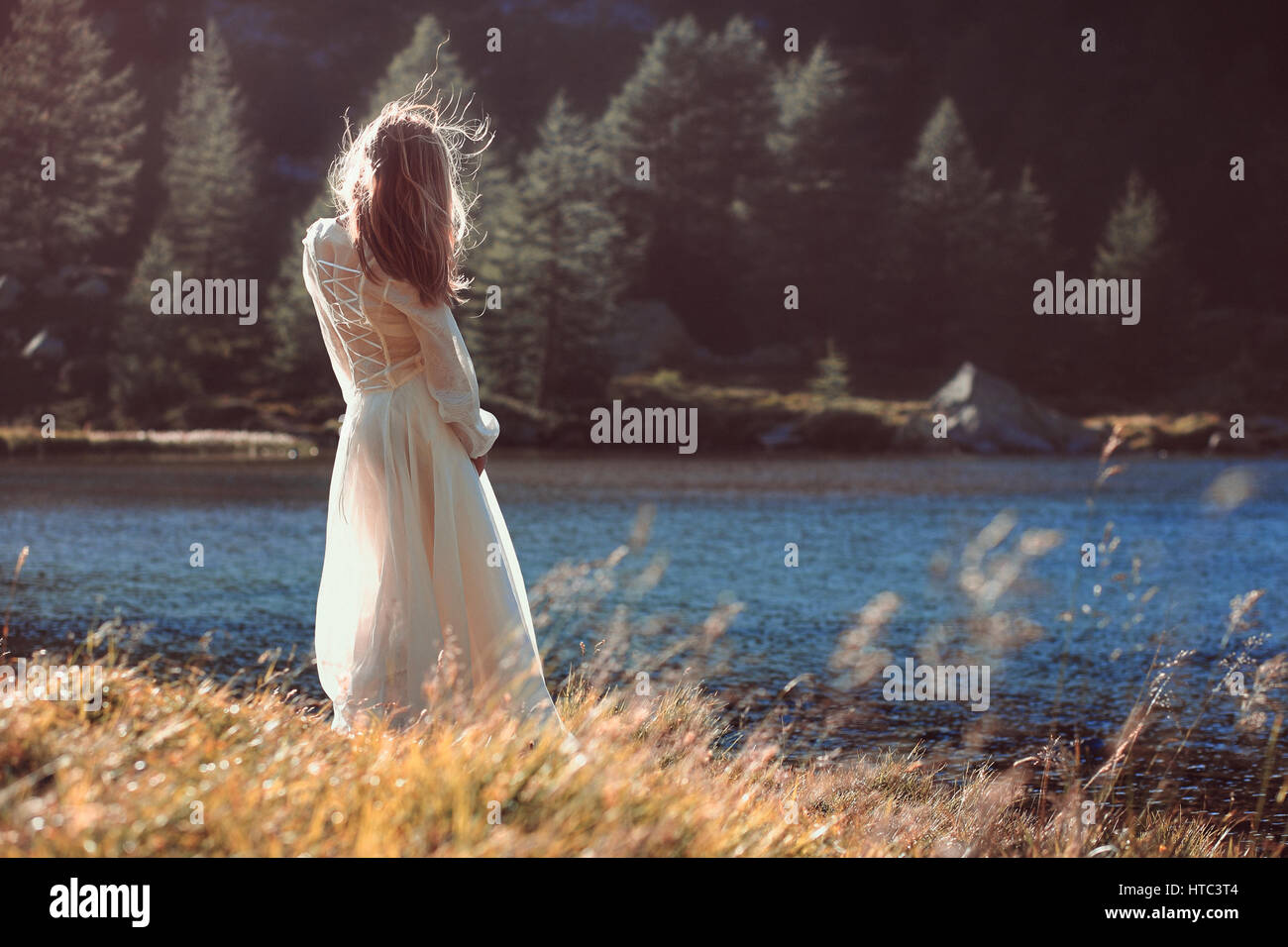 Vintage romantische Frau, die von den letzten Sonnenstrahlen berührt Stockfoto