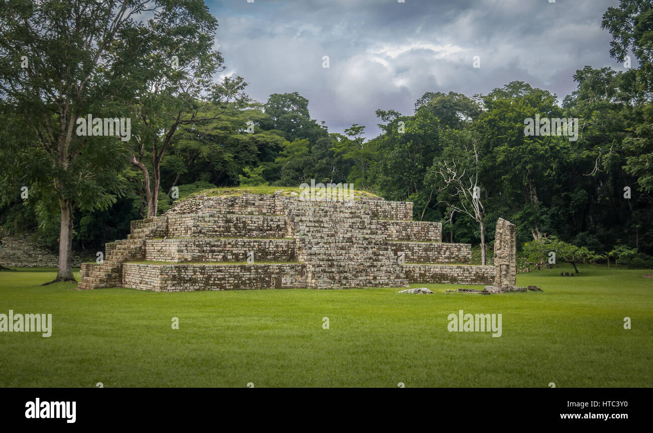 Pyramide und Stella in großen Plaza von Maya-Ruinen - Ausgrabungsstätte Copan, Honduras Stockfoto