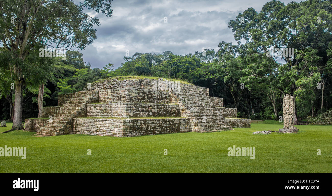 Pyramide und Stella in großen Plaza von Maya-Ruinen - Ausgrabungsstätte Copan, Honduras Stockfoto