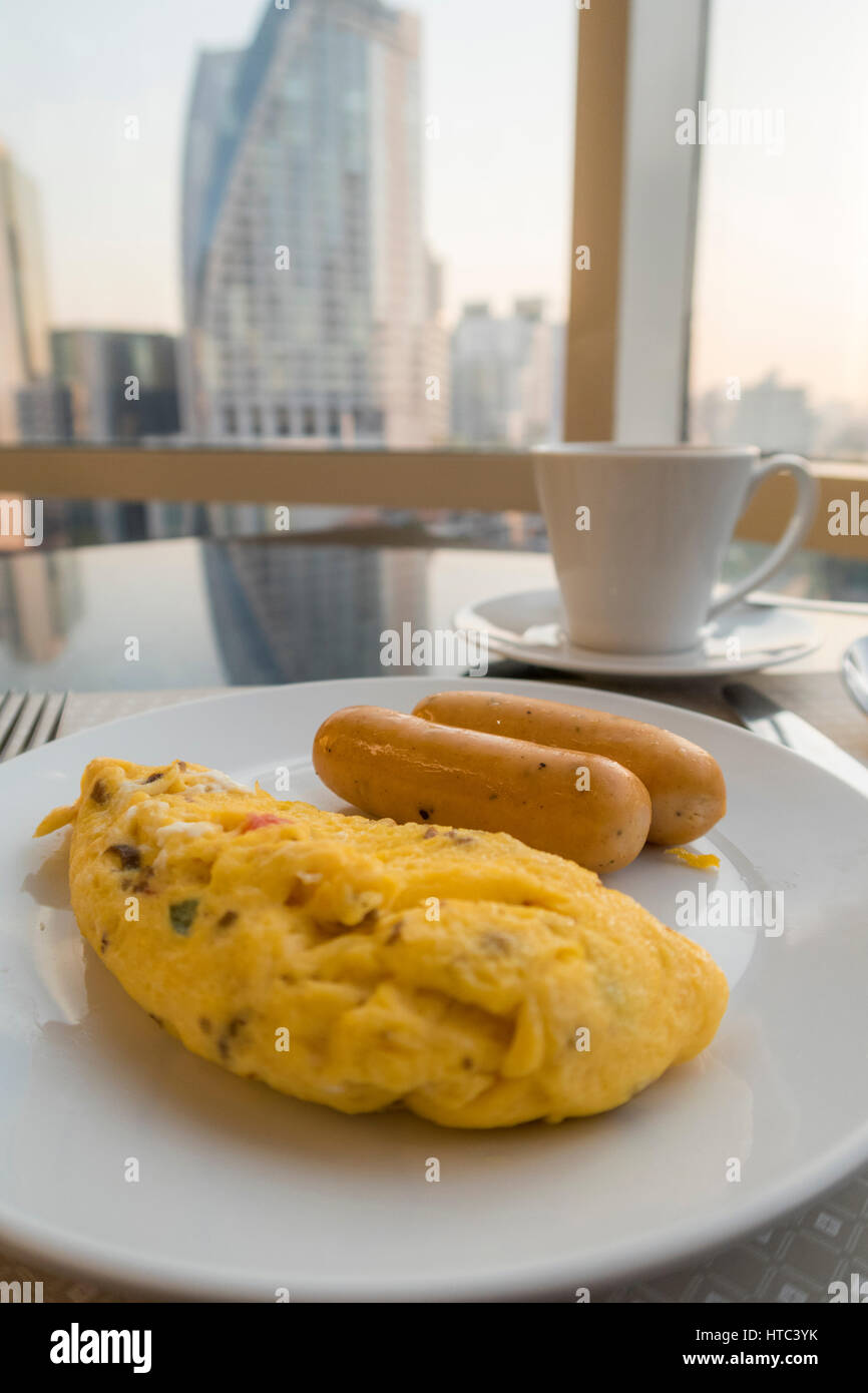Frühstück mit Ommelette, Wurst und Glas Milch Stockfoto