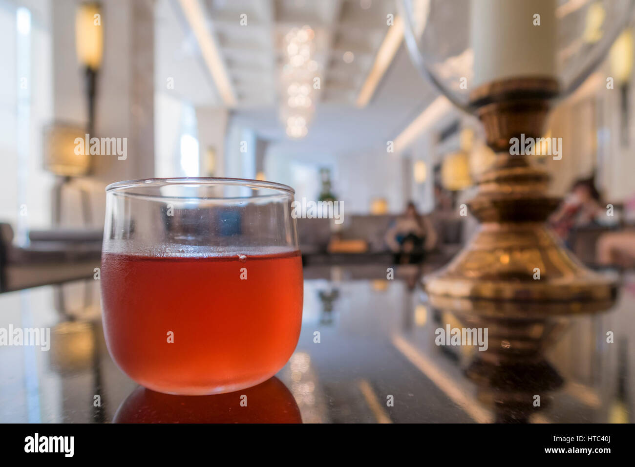Cranberry cocktail in einer Hotellobby, flachen DOF Stockfoto