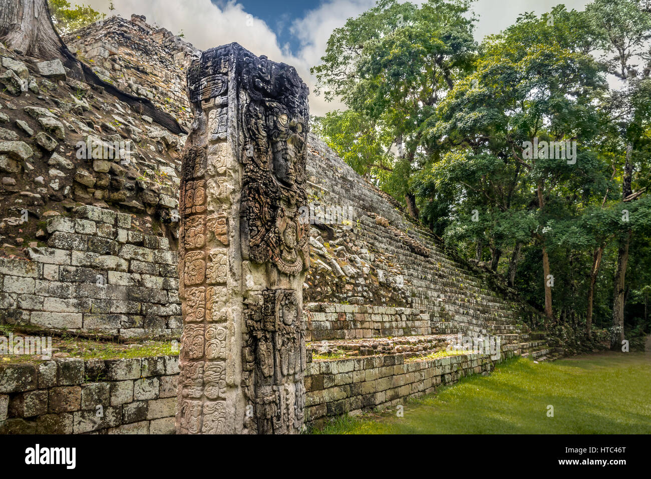Pyramide, Treppen und geschnitzt Stella in Maya-Ruinen - Ausgrabungsstätte Copan, Honduras Stockfoto