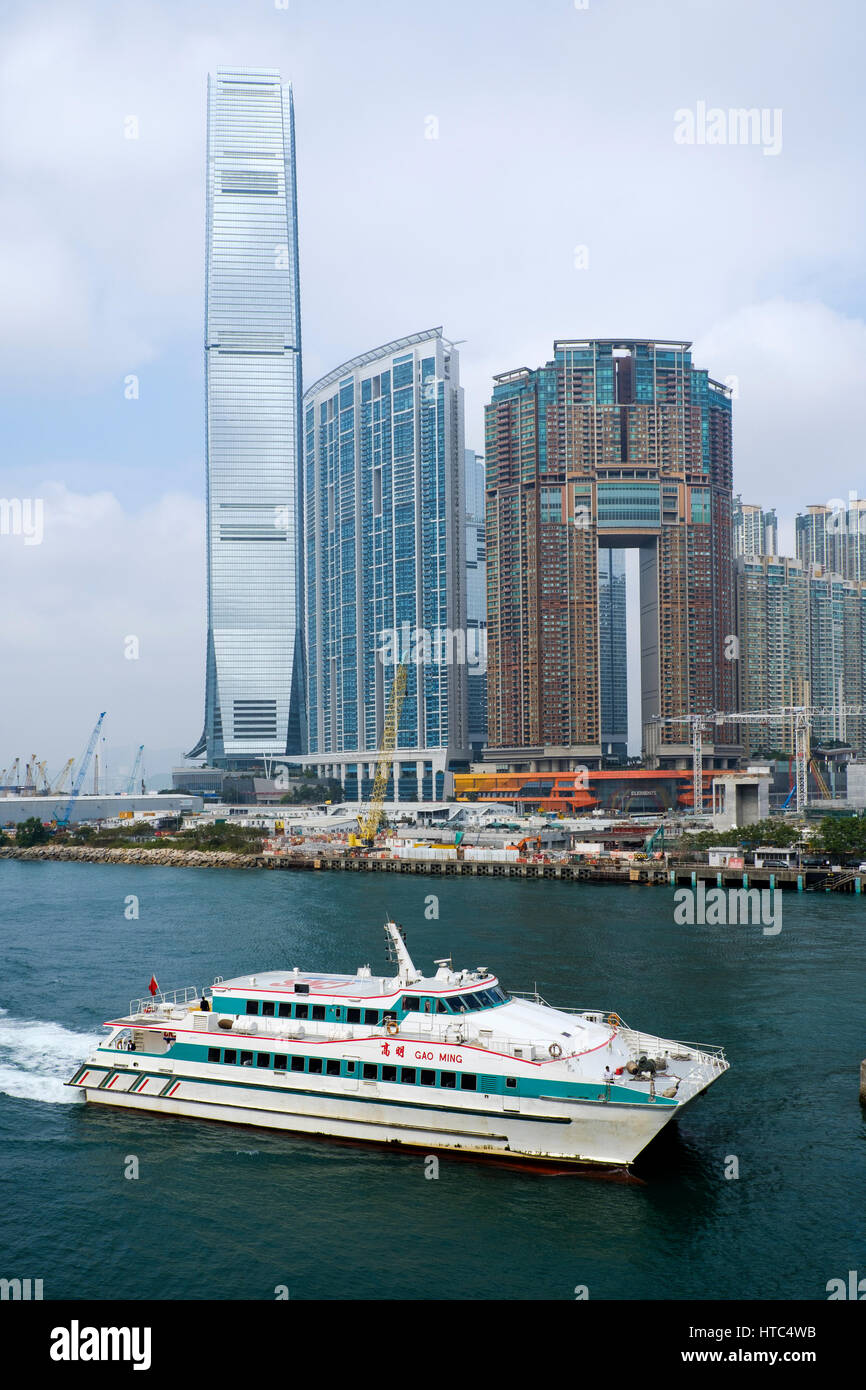 International Commerce Centre (ICC), der Bogen (rechts) und andere Wolkenkratzer, gesehen vom China Ferry Terminal, Pier Kowloon, Hong Kong, China. Stockfoto