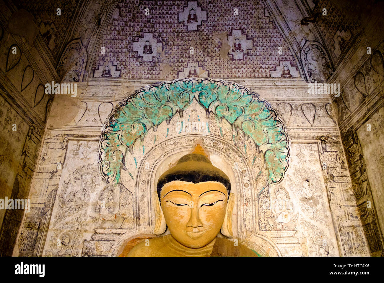 Buddha Wandbild im Inneren des Dhammayangyi Tempel, Bagan, Myanmar. Stockfoto