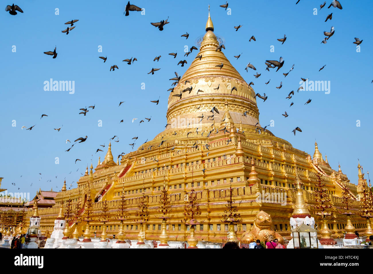 Shwezigon Pagode (oder Shwezigon Paya), eine burmesische Stupa gebaut im 11.-12. Jahrhundert Nyaung-U, Myanmar. Stockfoto