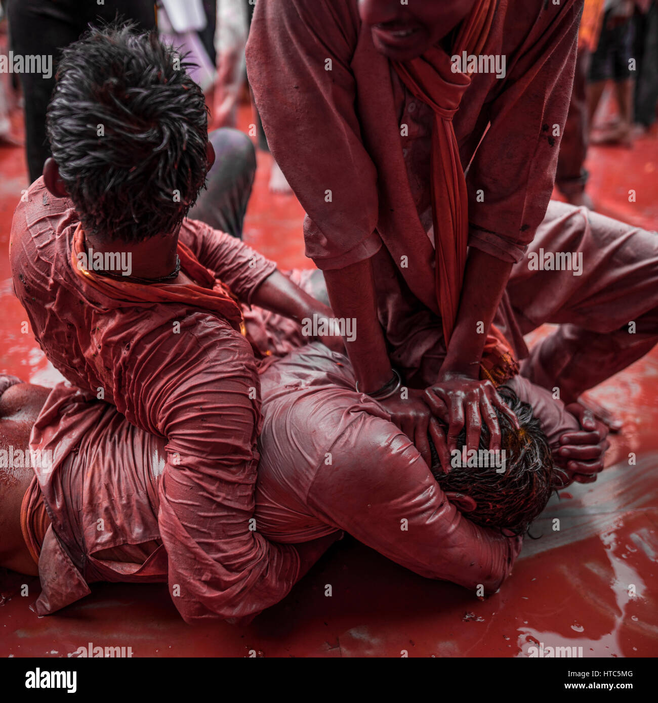 Unfug zwischen 3 jungen feiern das Fest der Farben, Holi. Nandgaon, Uttar Pradesh, Indien Stockfoto