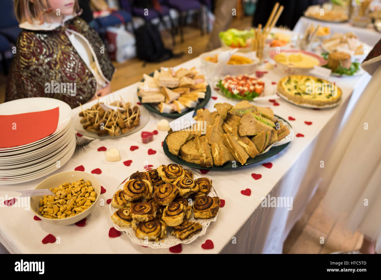 Buffet-Essen bei einer Hochzeitsfeier am West Malvern Dorfhalle Stockfoto