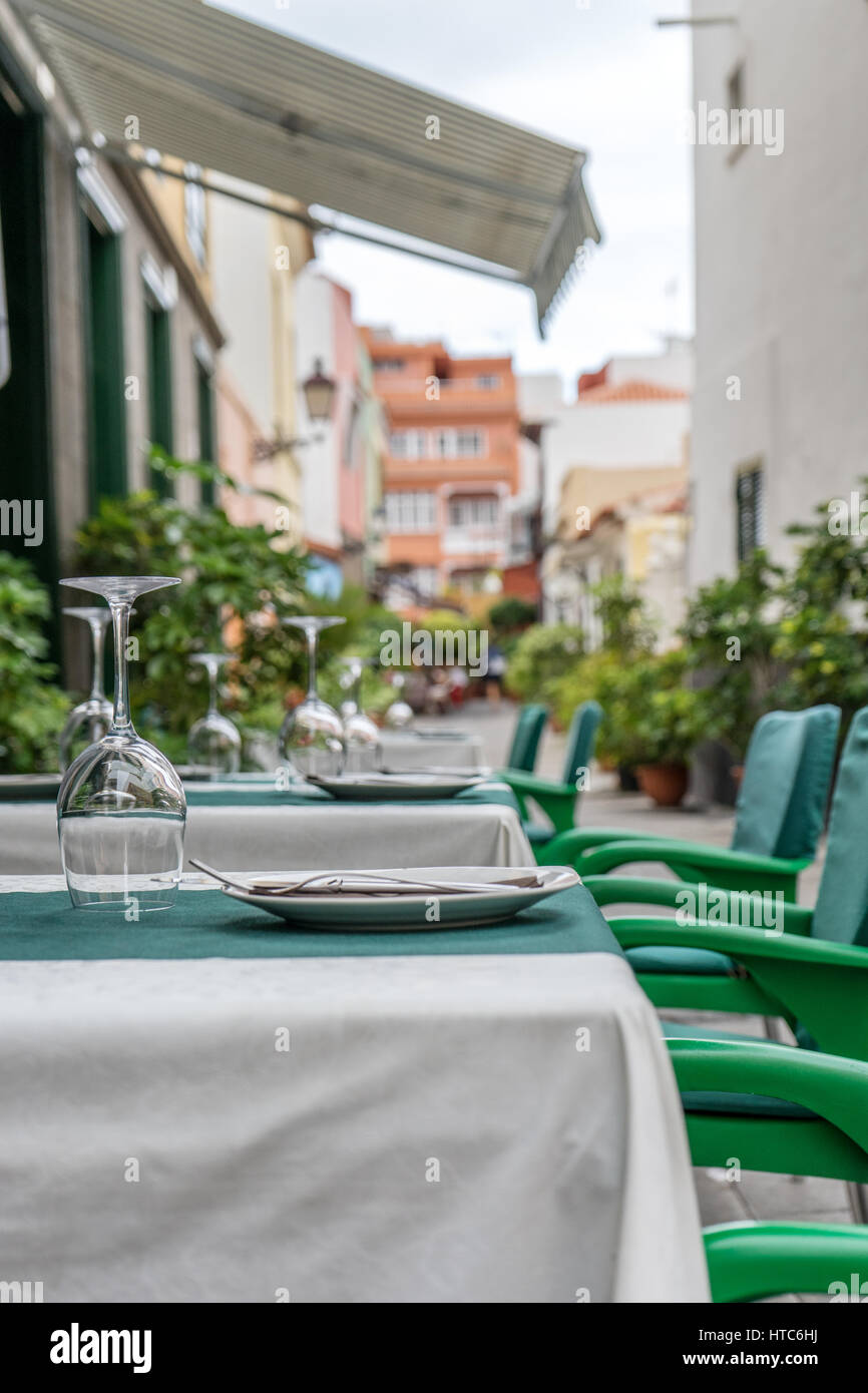 Tische und Stühle vor einem restaurant Stockfoto