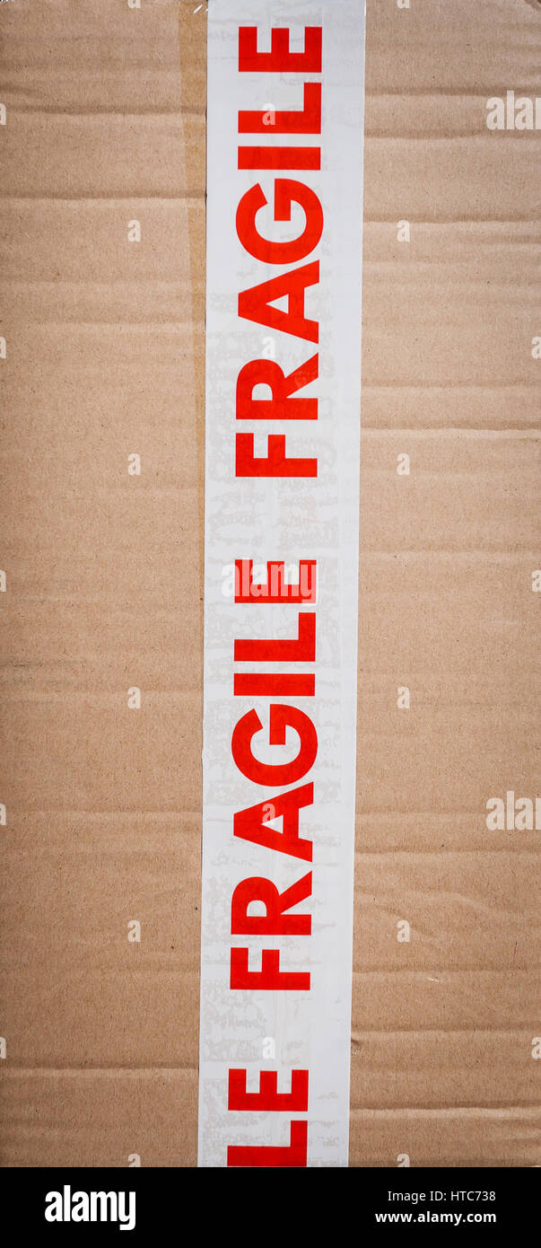 Versiegelte braune Wellpappe Karton mit fragilen Packband Stockfoto
