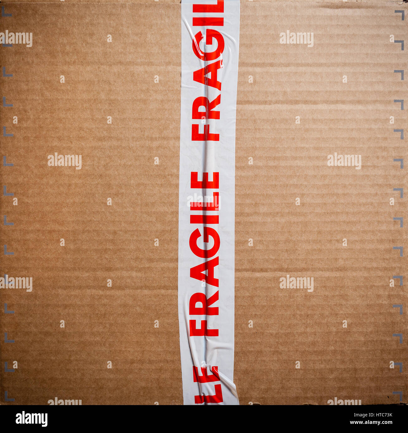 Versiegelte braune Wellpappe Karton mit fragilen Packband Stockfoto