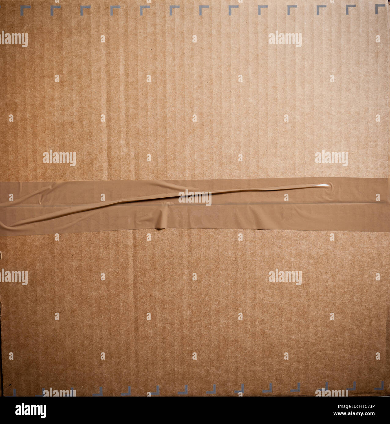 Versiegelte braune Wellpappe Karton mit braunen Packband Stockfoto