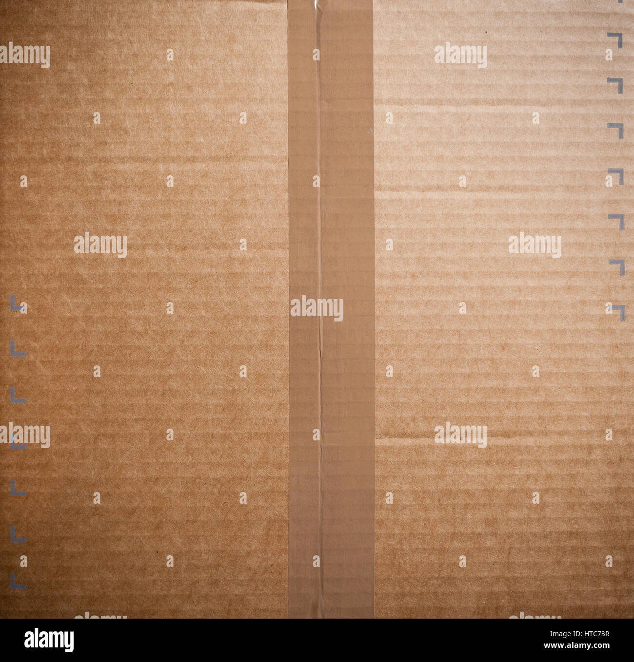 Versiegelte braune Wellpappe Karton mit braunen Packband Stockfoto