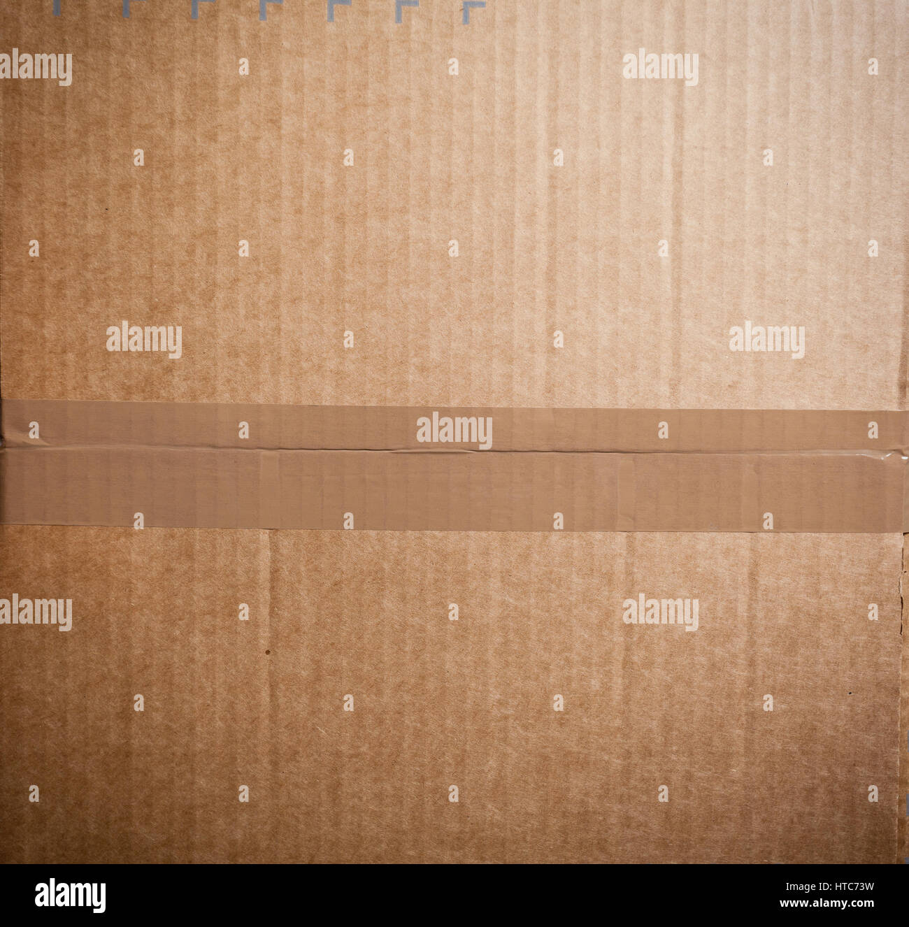 Versiegelte braune Wellpappe Karton mit braunen Packband Stockfoto