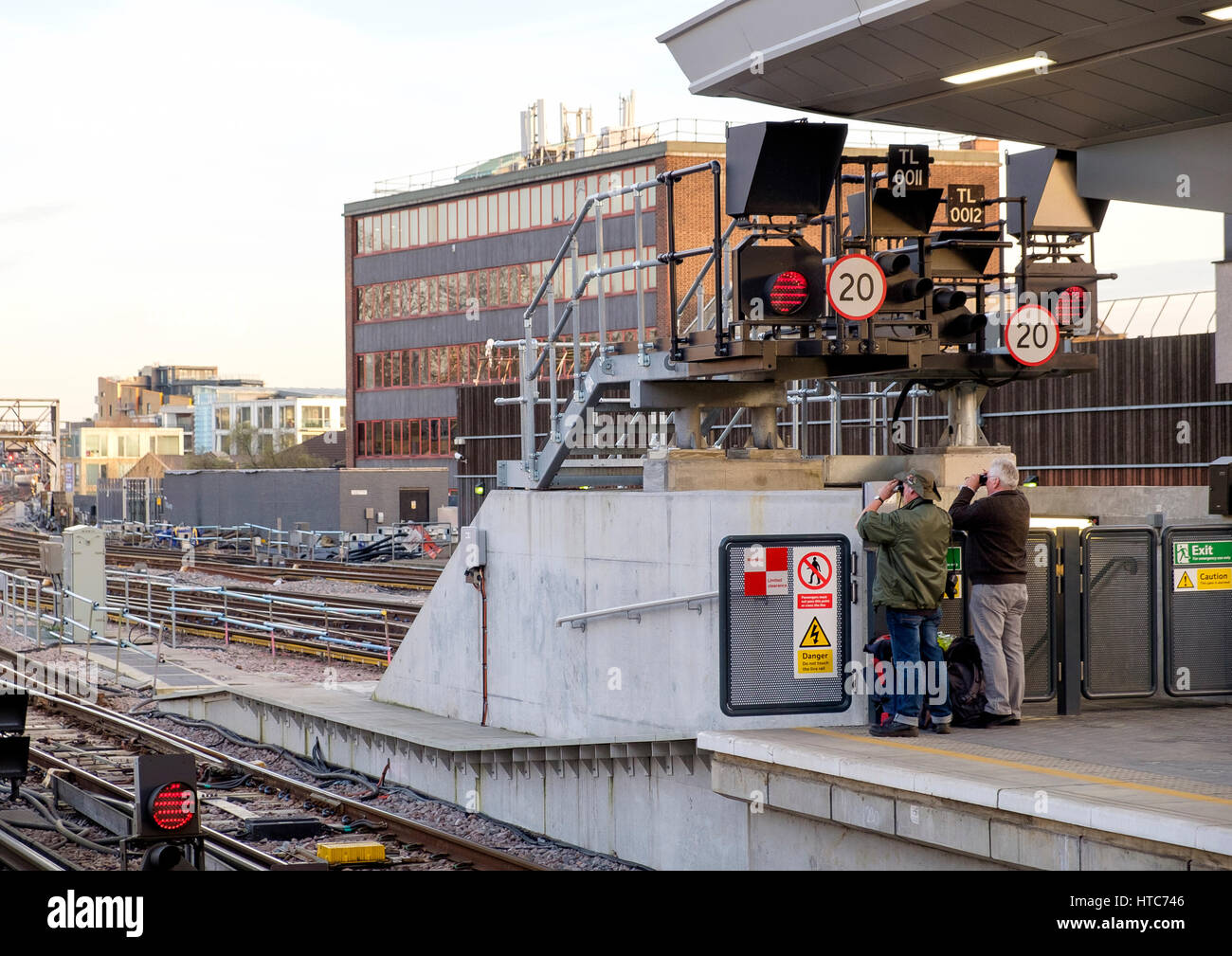 9. März 2017: Eisenbahnfreunde mit Kameras und Ferngläser auf der Plattform an der London Bridge Station Stockfoto