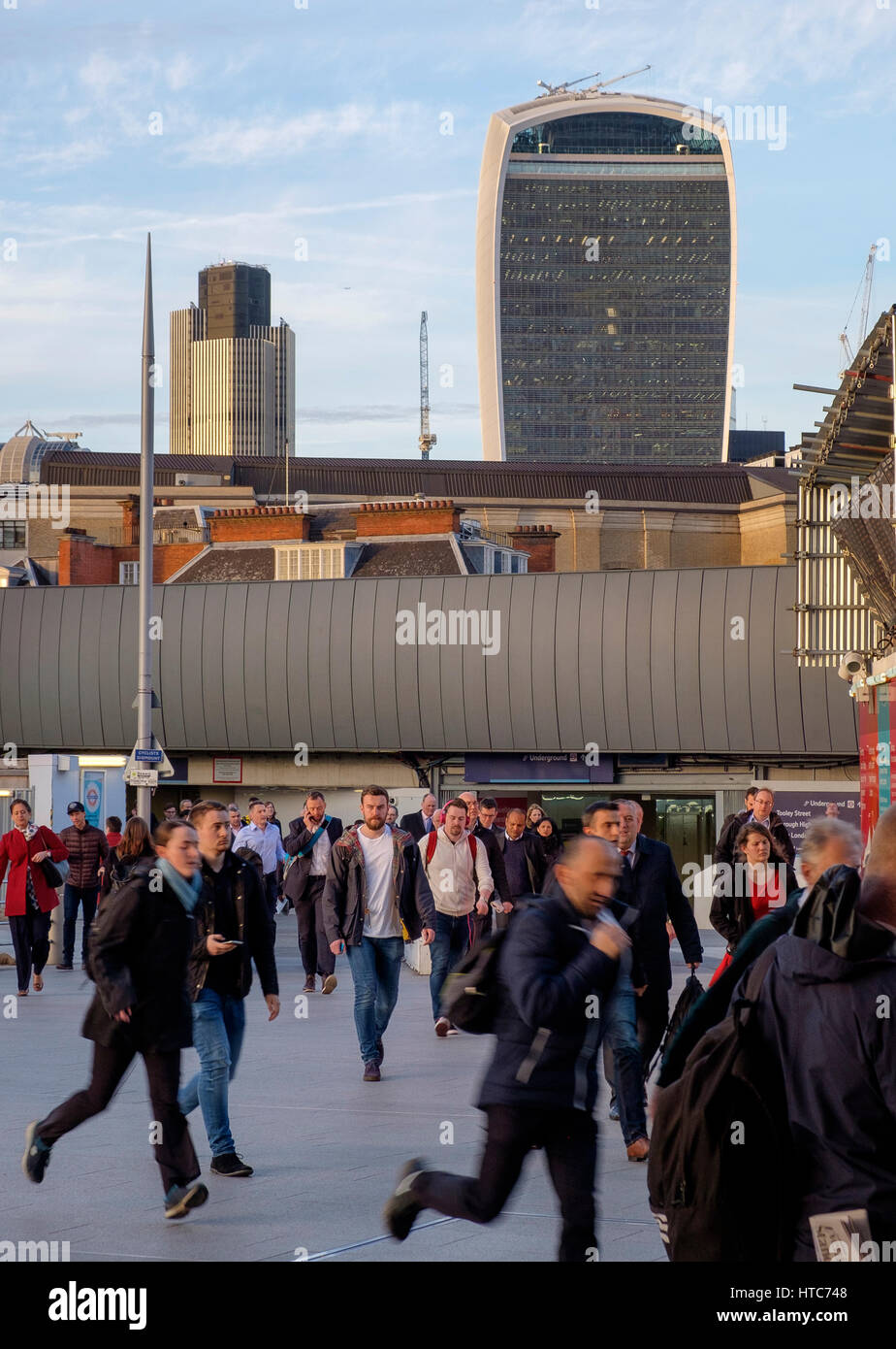 17:30 9. März 2017: Massen von Pendler am Bahnhof London Bridge Ansatz für ihren Abend Züge nach Hause hetzen Stockfoto