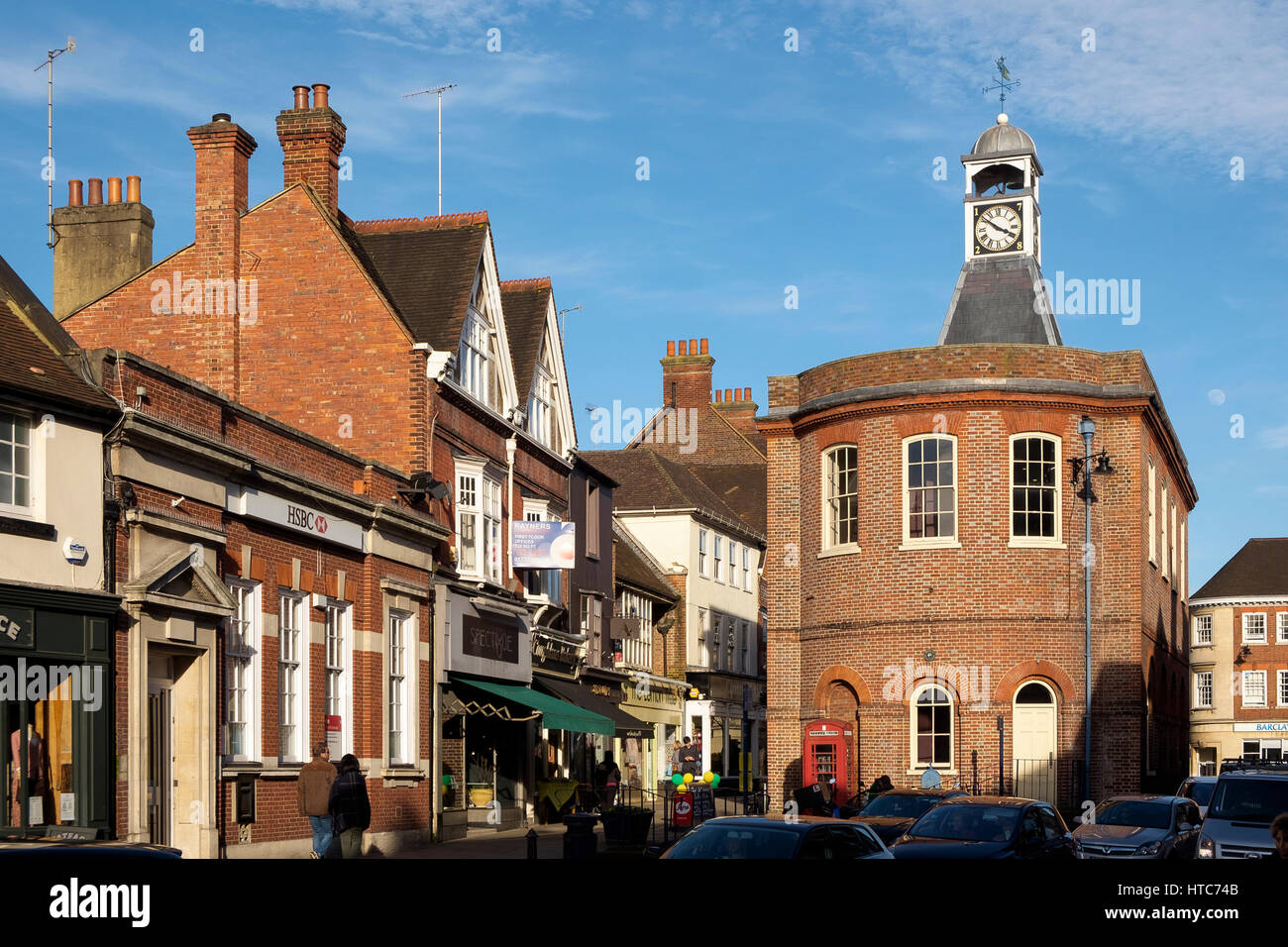 9. März 2017: The High Street in Reigate Surrey, mit dem alten Rathaus und Clock Tower Stockfoto