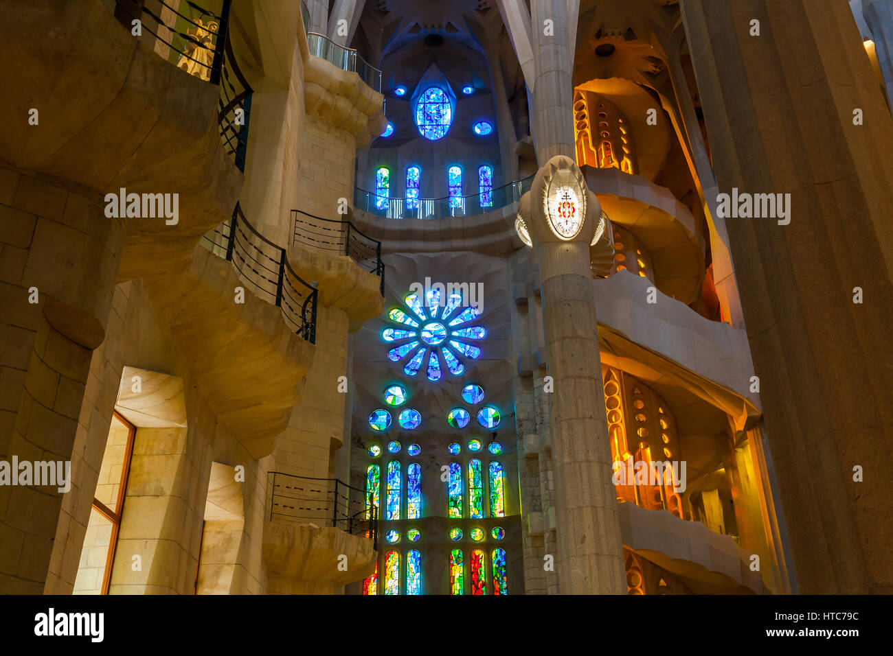 Innere des Art Nouveau Stil erbaute Kathedrale Sagrada Familia in Barcelona, Kataloniens, Spanien. Stockfoto