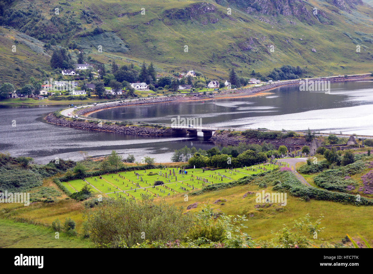 Causeway & hebt Duich Beerdigung Boden am Loch Duich aus den Fußweg zu den schottischen Berg Corbett Sgurr eine Airgid in den schottischen Highlands. Stockfoto